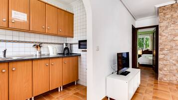 Een koelkast, een magnetron, een kookplaat