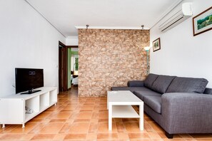 32-inch flat-screen TV with satellite channels, TV - ApartHotel Atlas (Torrevieja)