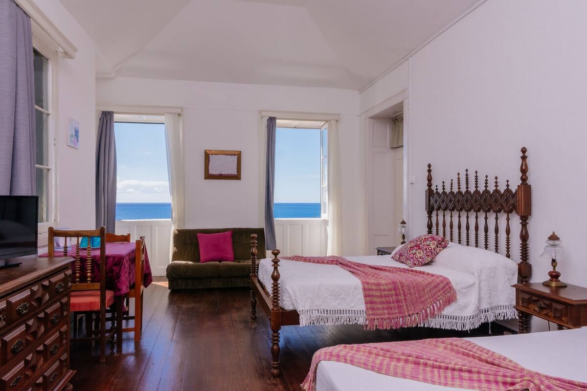 Habitación triple, baño compartido, vistas al mar | Vistas al mar