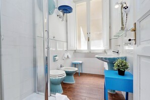 Camera doppia | Bagno | Set di cortesia gratuito, asciugacapelli, bidet, asciugamani