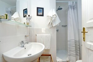 Camera doppia | Bagno | Set di cortesia gratuito, asciugacapelli, bidet, asciugamani