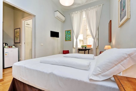 Double Room | 1 bedroom, minibar, in-room safe, desk