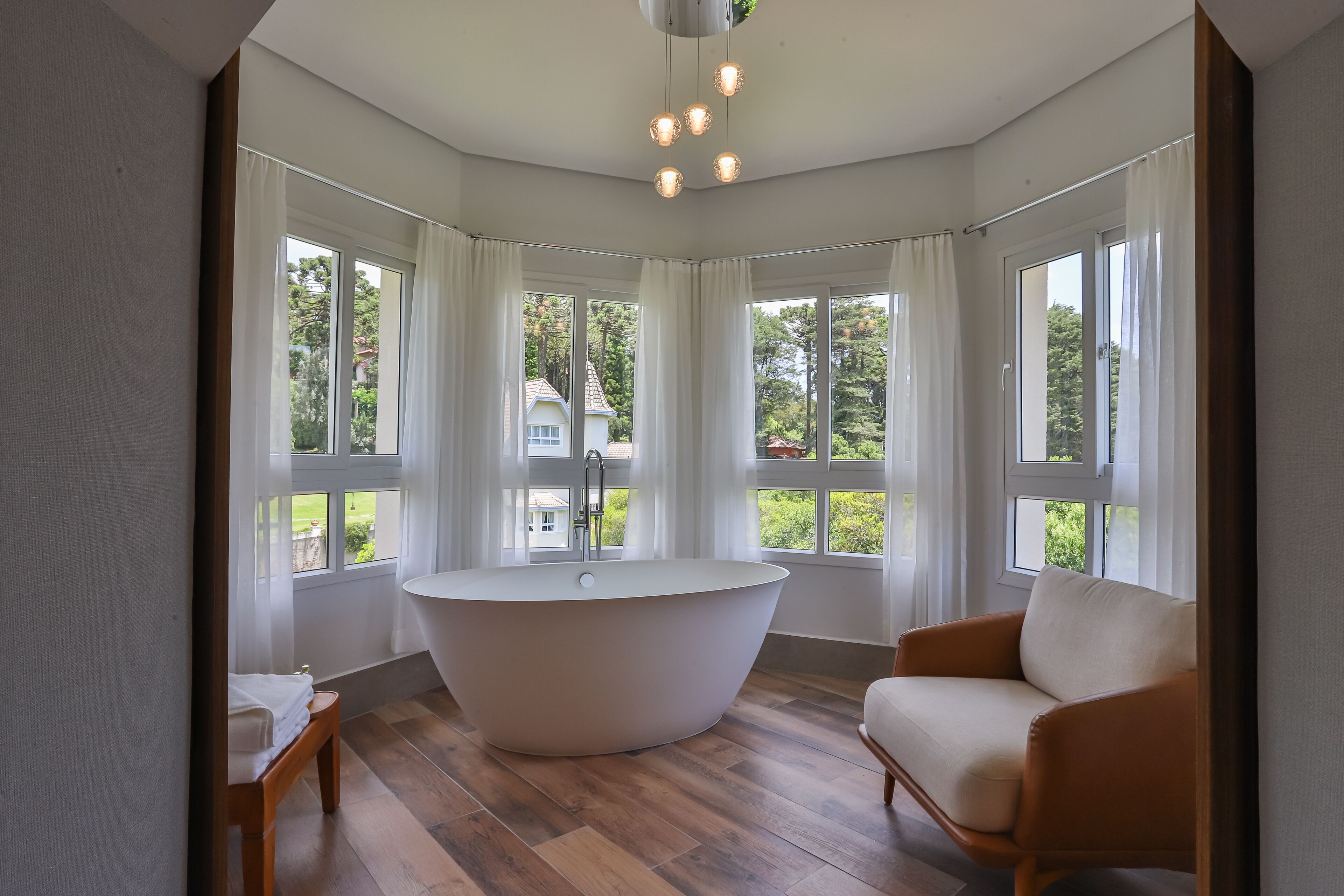 suíte master | 1 bedroom, free minibar items, in-room safe, blackout curtains