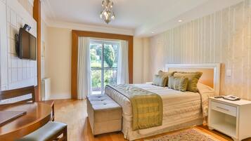 Rom – superior | Minibarvarer (inkludert), safe på rommet og blendingsgardiner