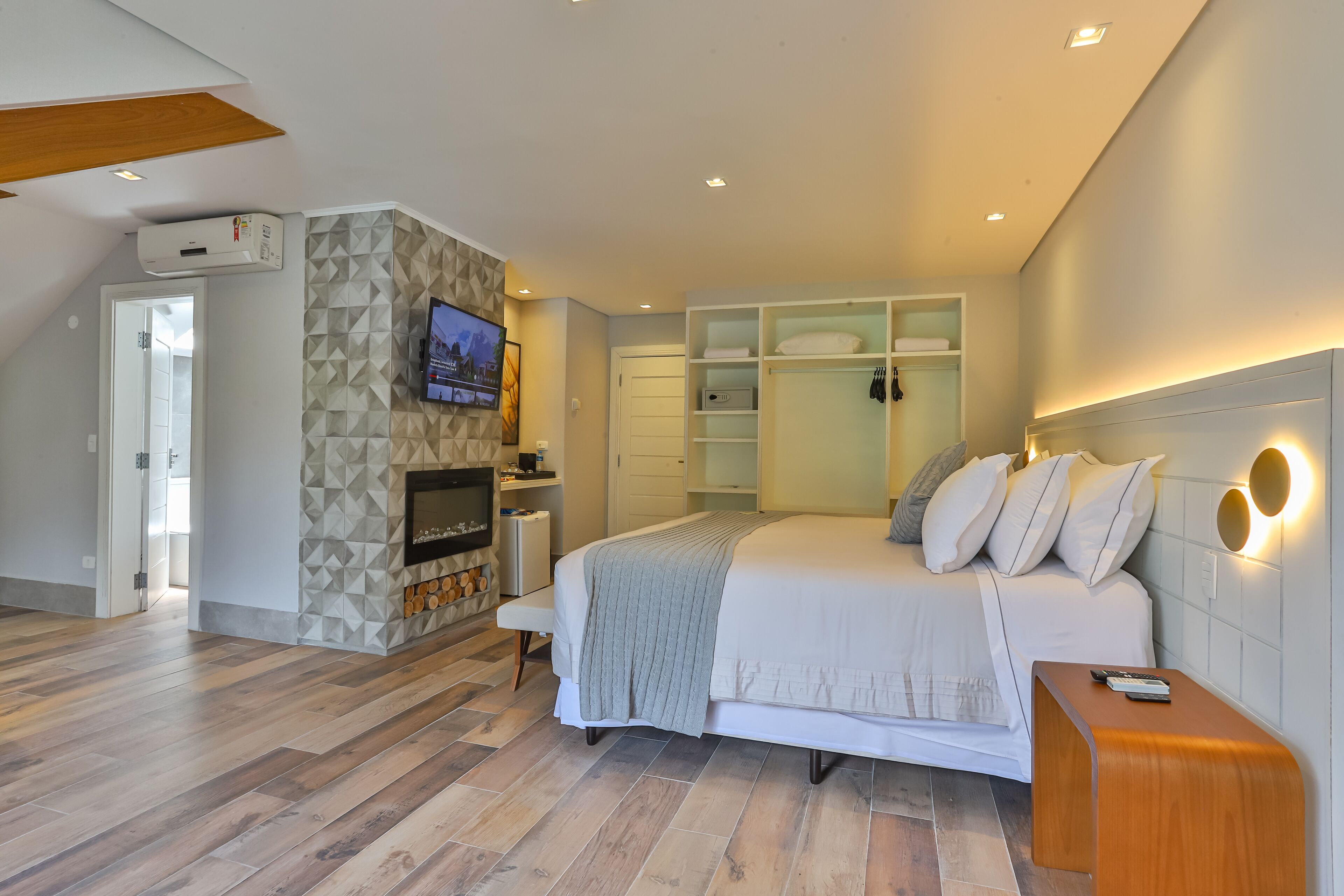 suíte master | 1 bedroom, free minibar items, in-room safe, blackout curtains