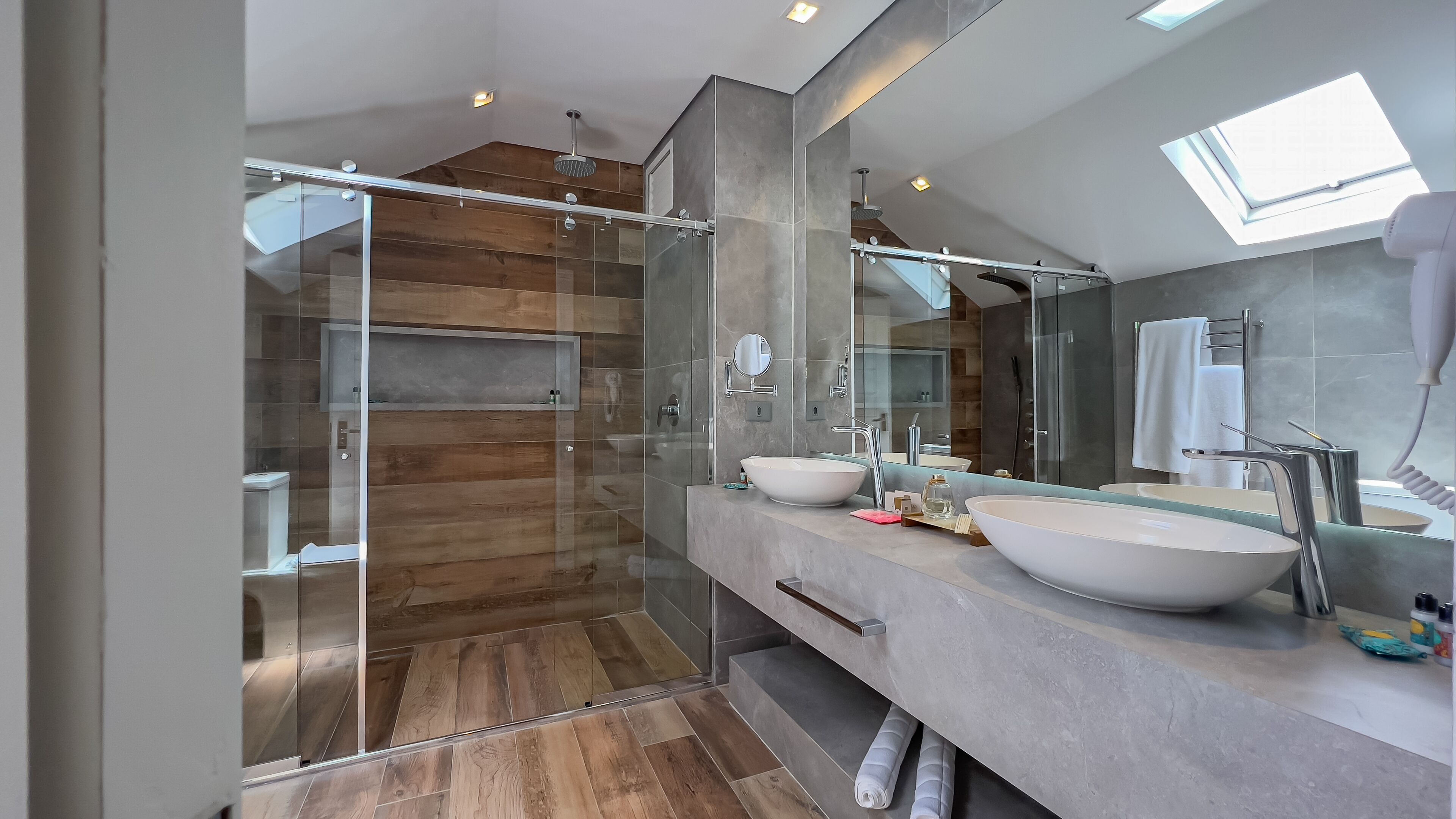 Suíte Master | Bathroom | Hair dryer, towels, soap, shampoo