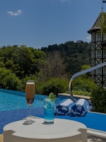 Piscina externa, espreguiçadeiras