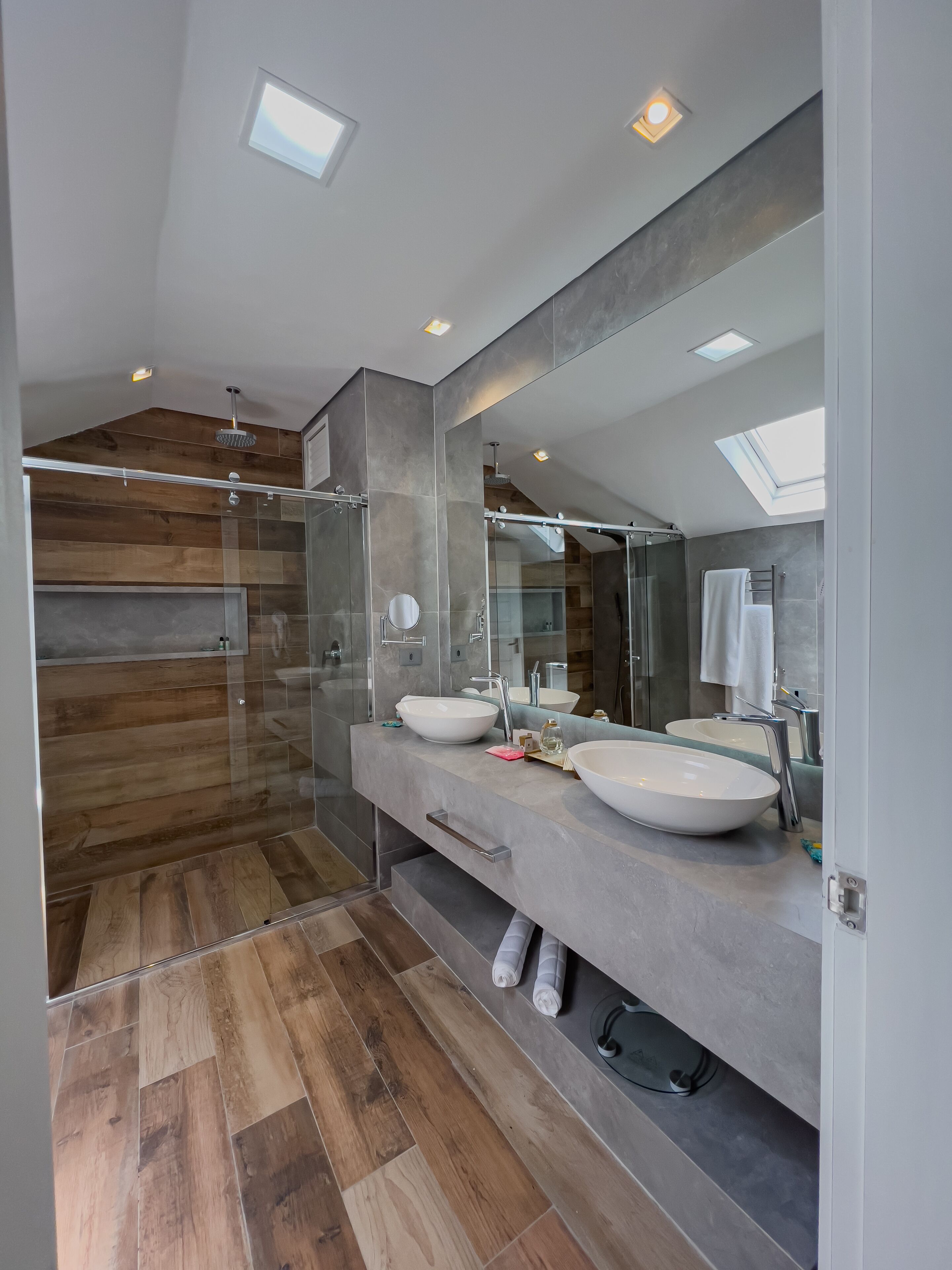 suíte master | bathroom | hair dryer, towels, soap, shampoo