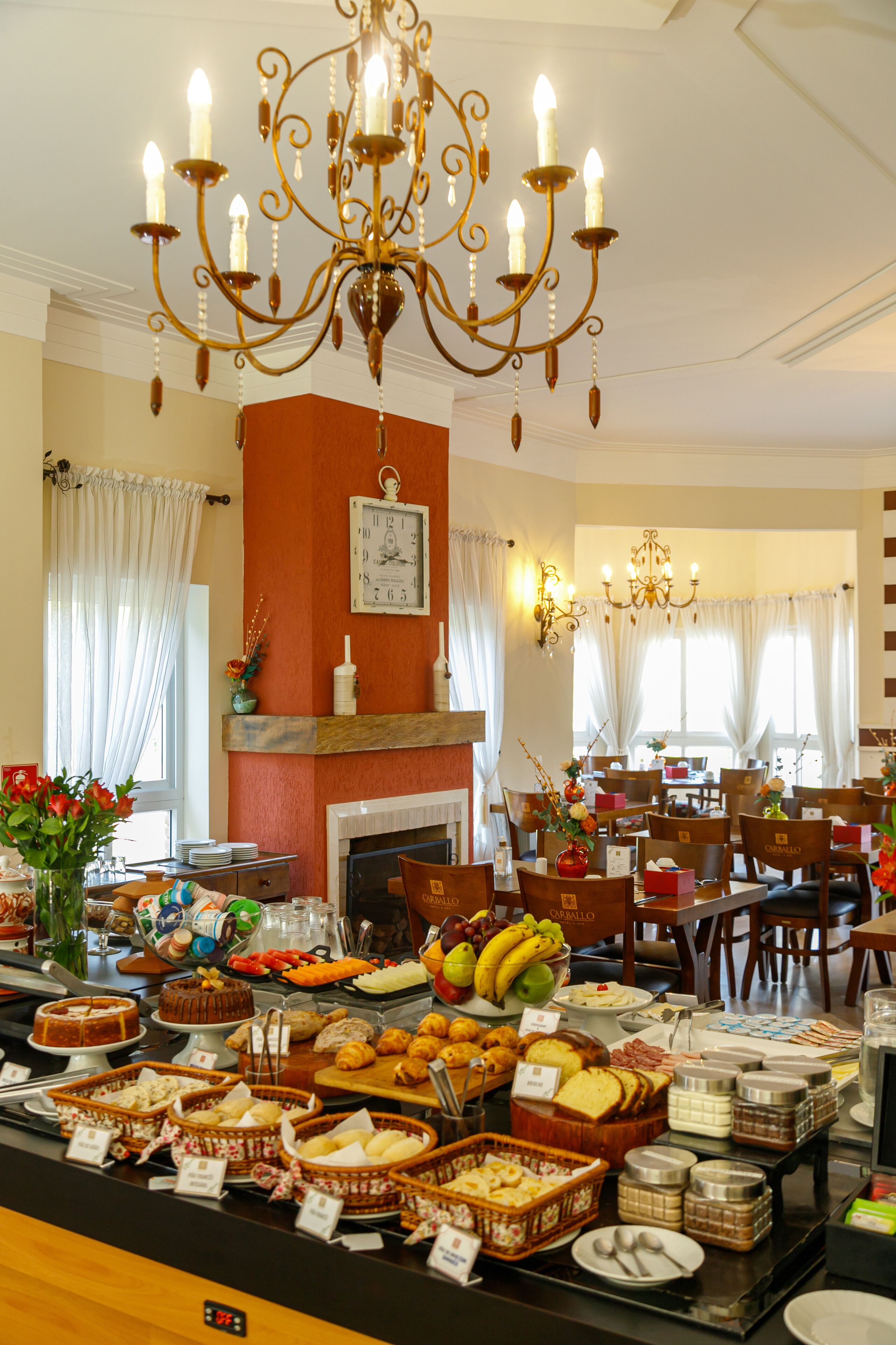 Breakfast and lunch served