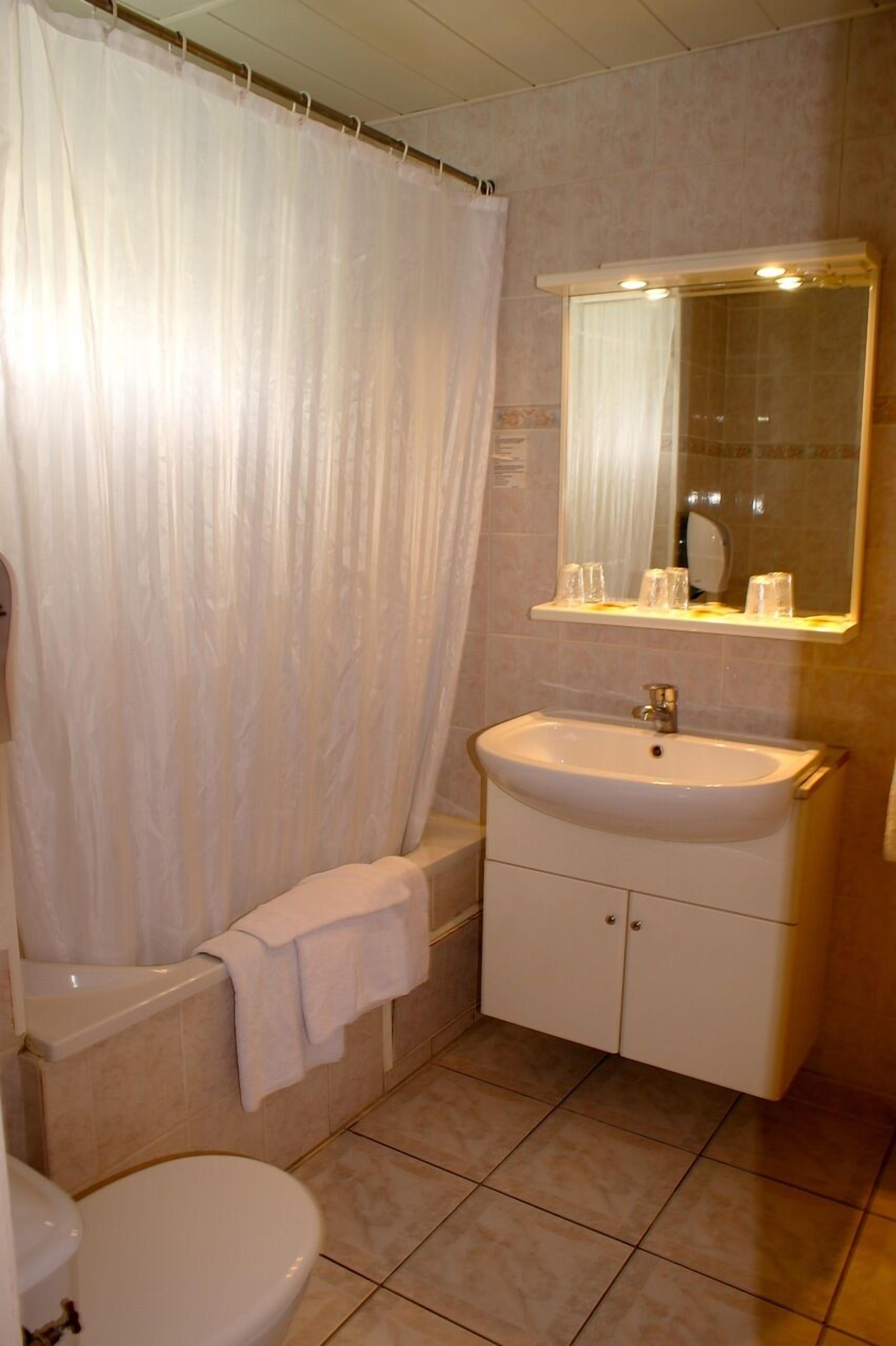 classic triple room | bathroom | hair dryer
