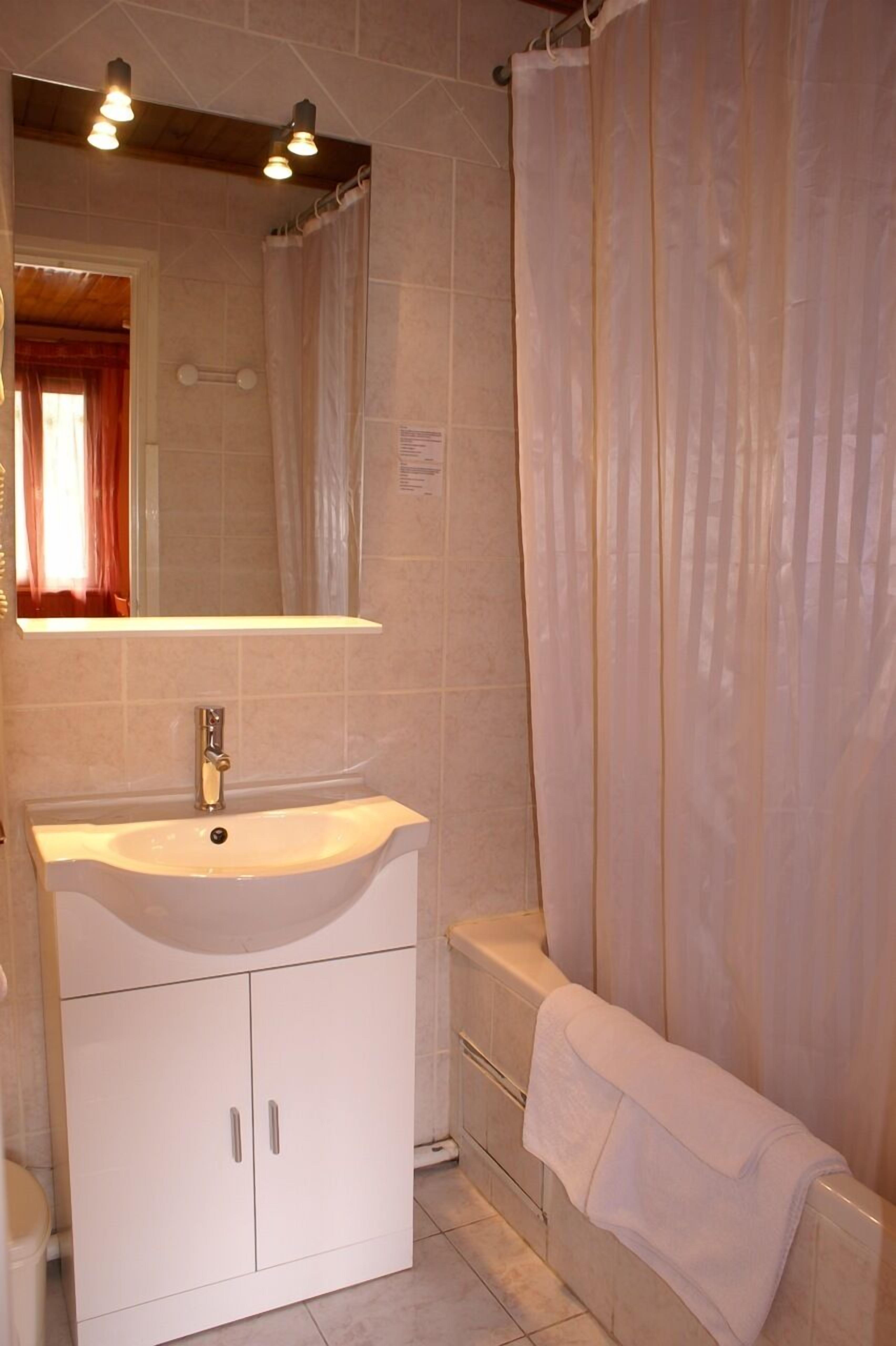 classic triple room | bathroom | hair dryer