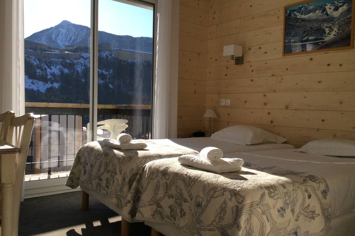 standard twin room | in-room safe, individually furnished, desk, blackout curtains