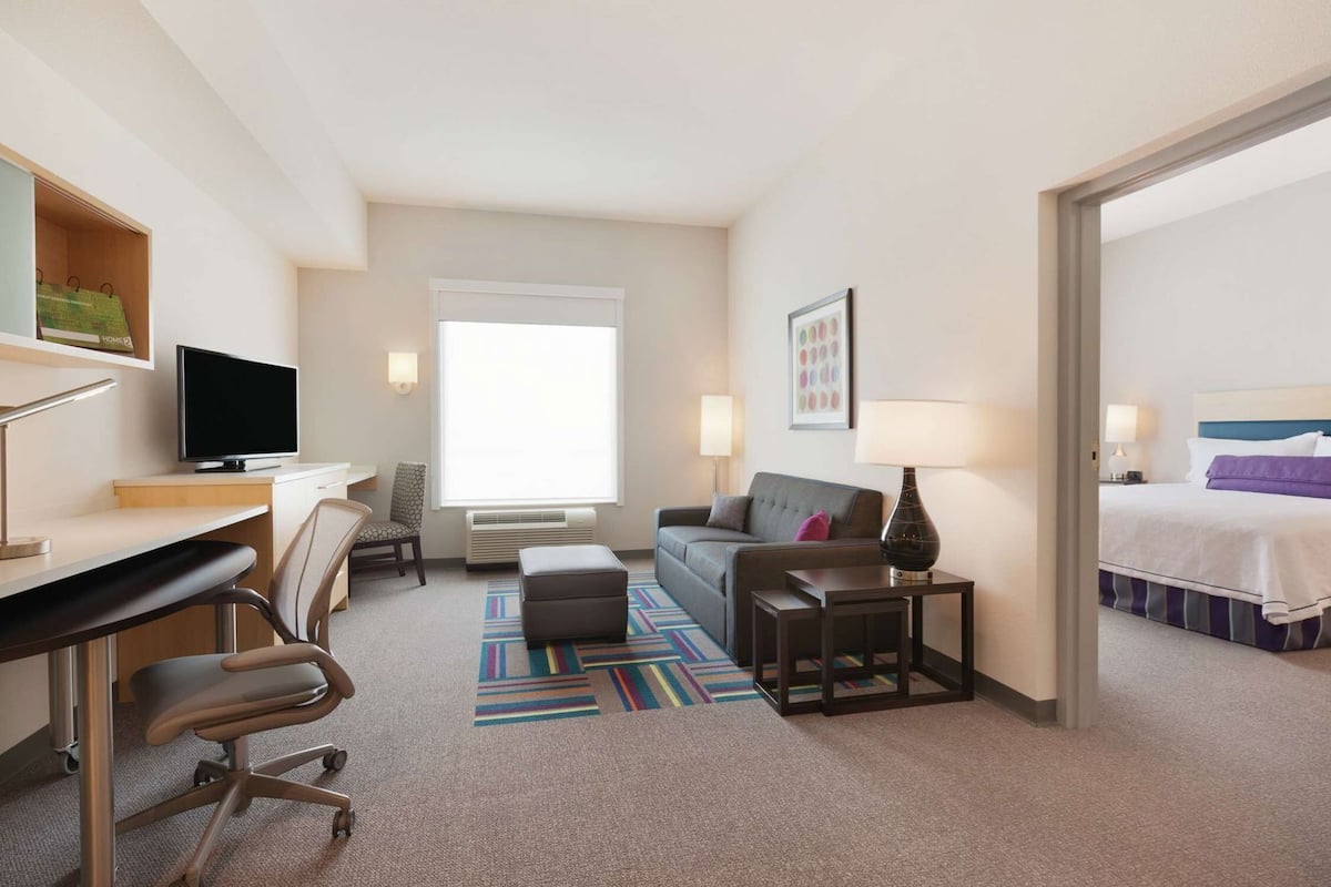 Hypo-allergenic bedding, down comforters, in-room safe, desk