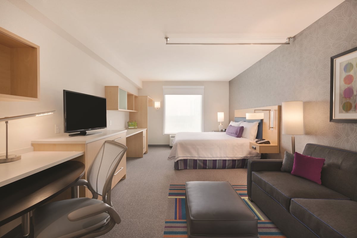 Hypo-allergenic bedding, down comforters, in-room safe, desk