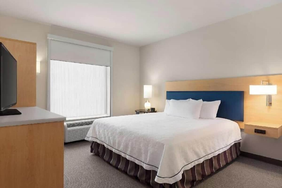 Hypo-allergenic bedding, down comforters, in-room safe, desk