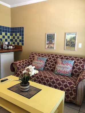 Suite Deluxe, 1 llit de matrimoni i sofà llit | Sala d'estar | Televisor de pantalla plana de 32 polzades amb canals per cable