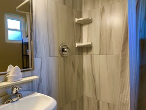 Junior Suite, 1 Bed with Sofa Bed | Bathroom - Lakeside Inn and Cafe (St. Cloud)