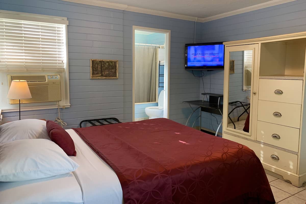 Standard Room, 1 Bedroom, Non Smoking | In-room safe, desk, soundproofing, iron/ironing board (on request)