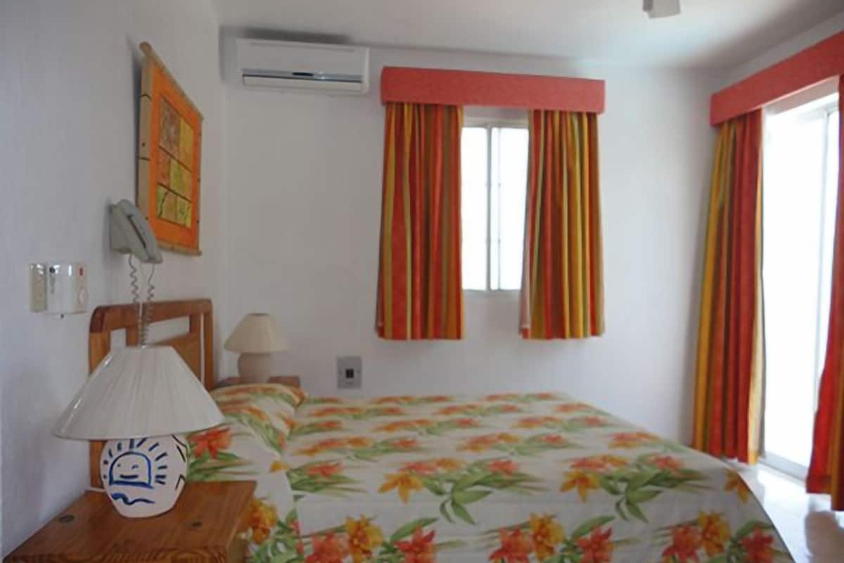 Suite | In-room safe, desk, laptop workspace, blackout curtains