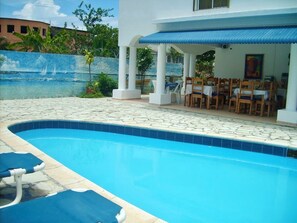 Outdoor pool, pool loungers - Hotel Angel Gabriel (Boca Chica)