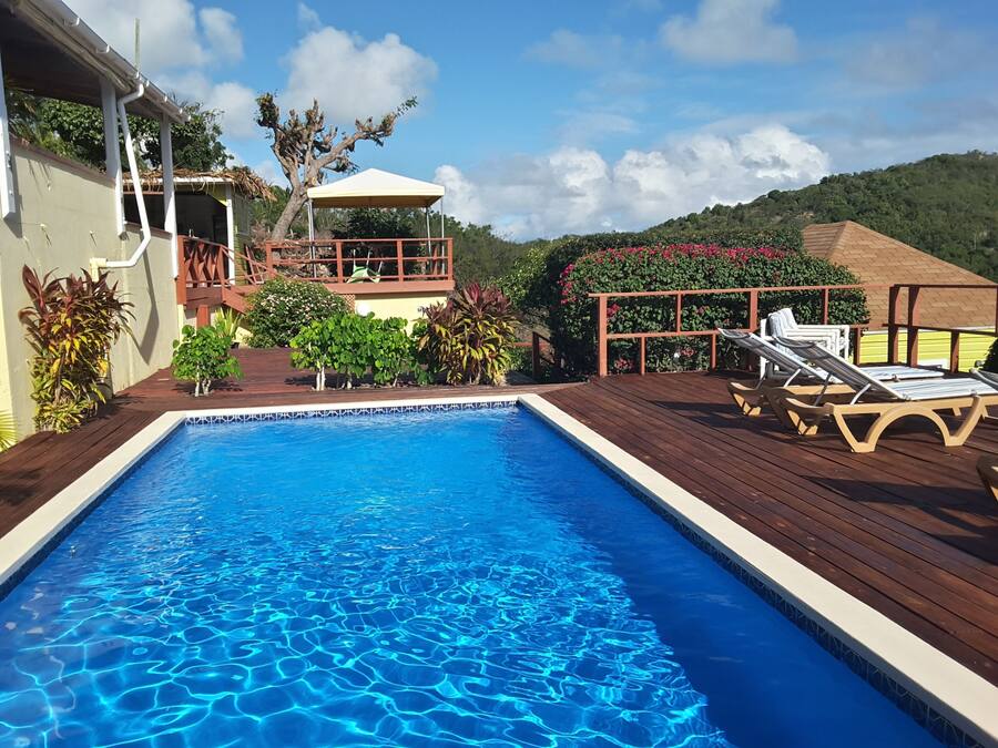 Una piscina al aire libre, tumbonas