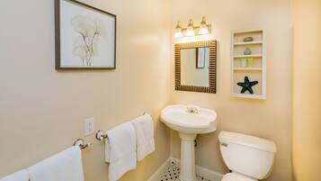 Standard Room | Bathroom | Free toiletries, hair dryer, towels