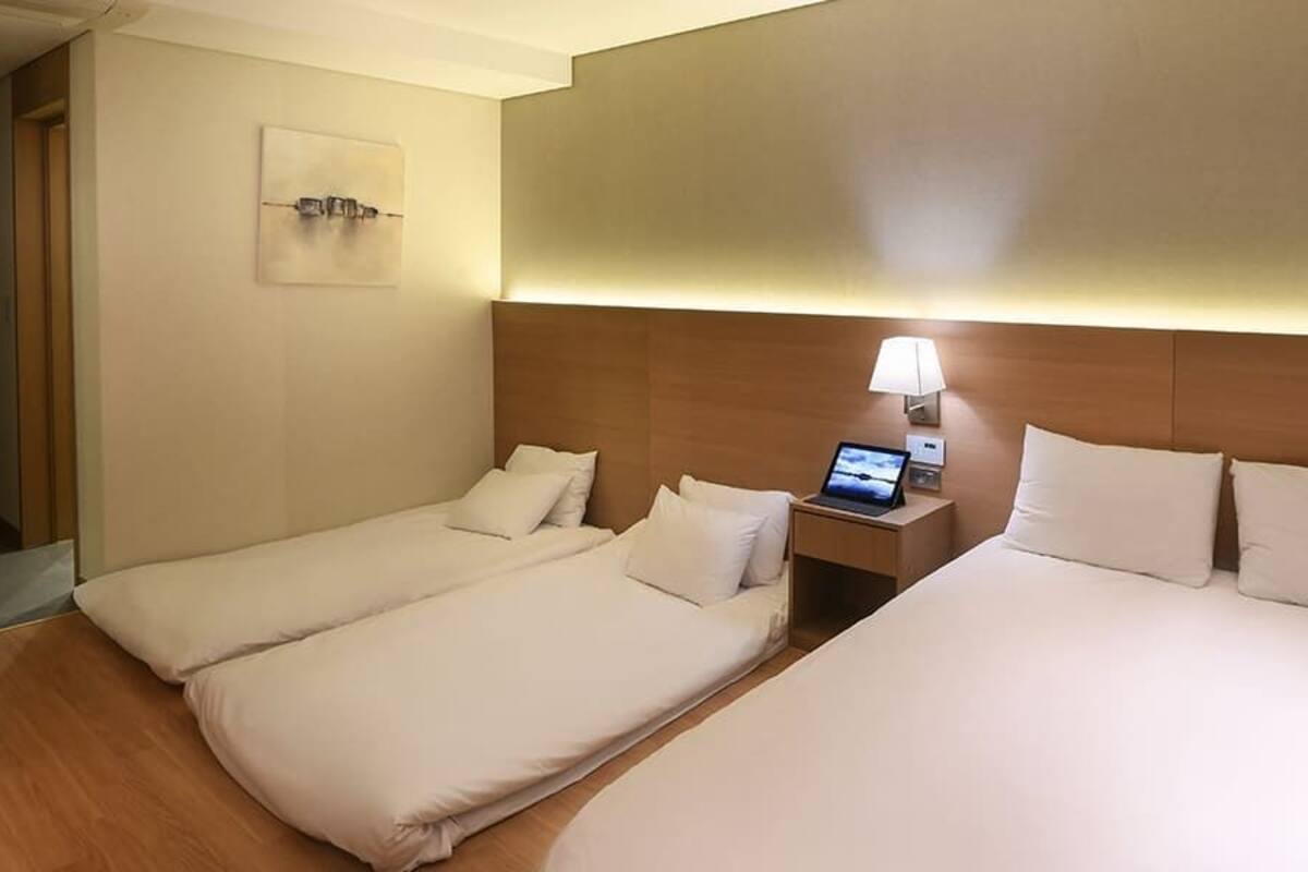 Habitación familiar (Premier, Ondol) | Ropa de cama de alta calidad y minibar con artículos gratuitos