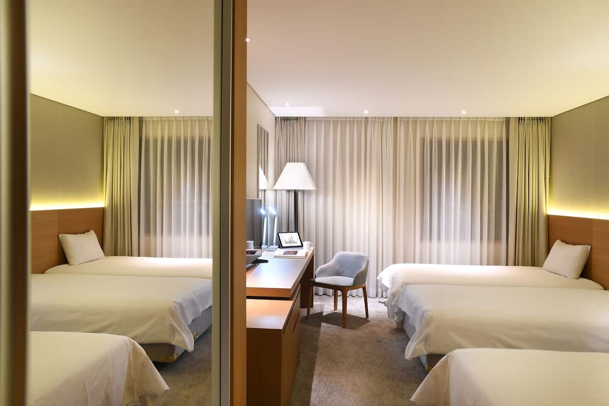 deluxe triple room, 3 single beds | premium bedding, free minibar, in-room safe, individually furnished