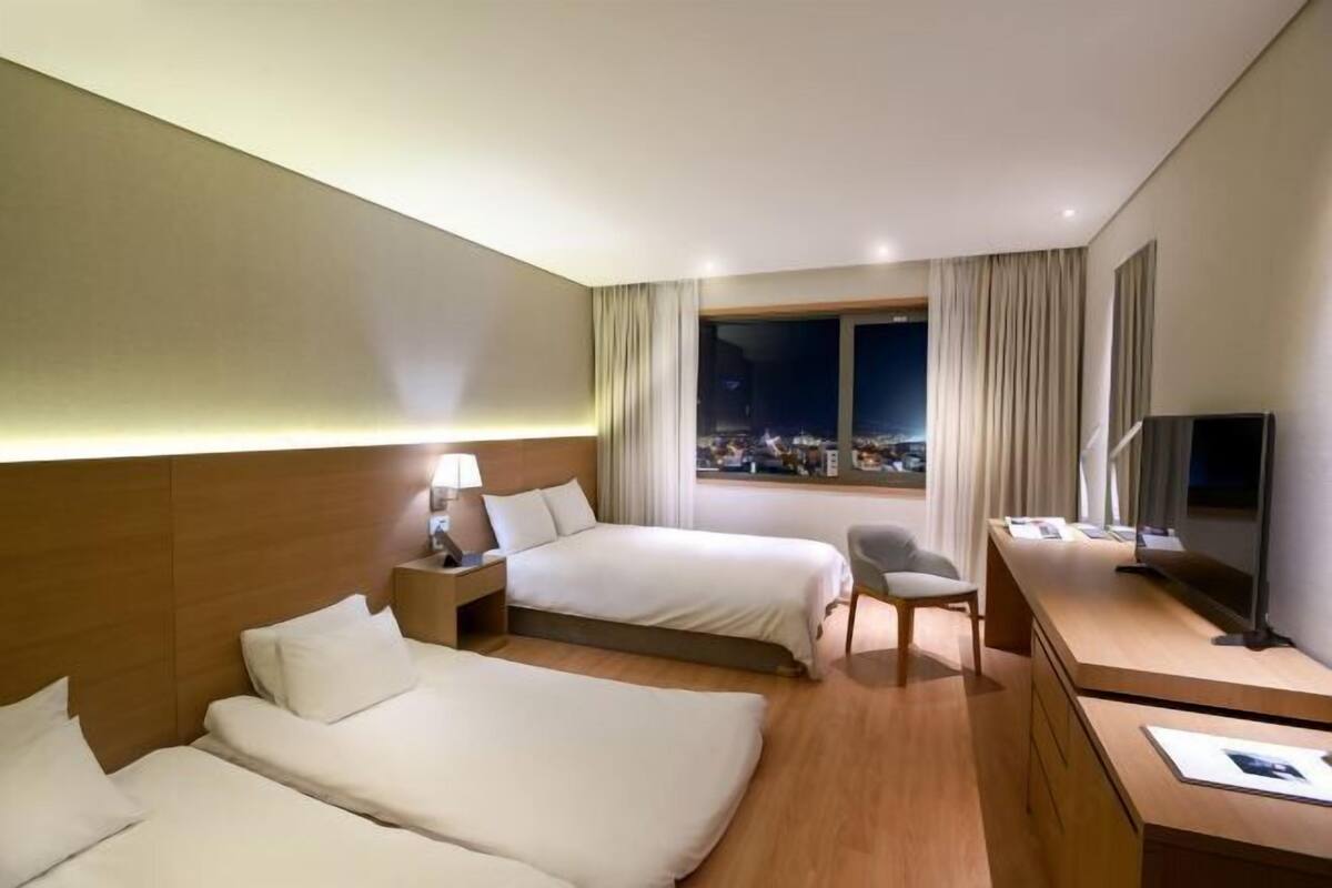 Ropa de cama de alta calidad y minibar con artículos gratuitos