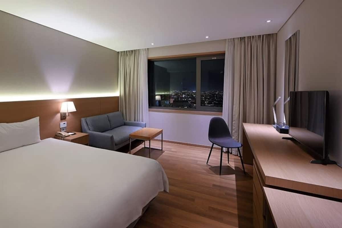 Ropa de cama de alta calidad y minibar con artículos gratuitos