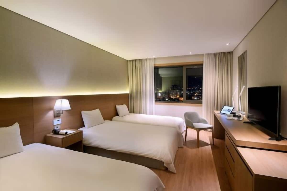 Peralatan tempat tidur premium, bar mini percuma, peti besi dalam bilik