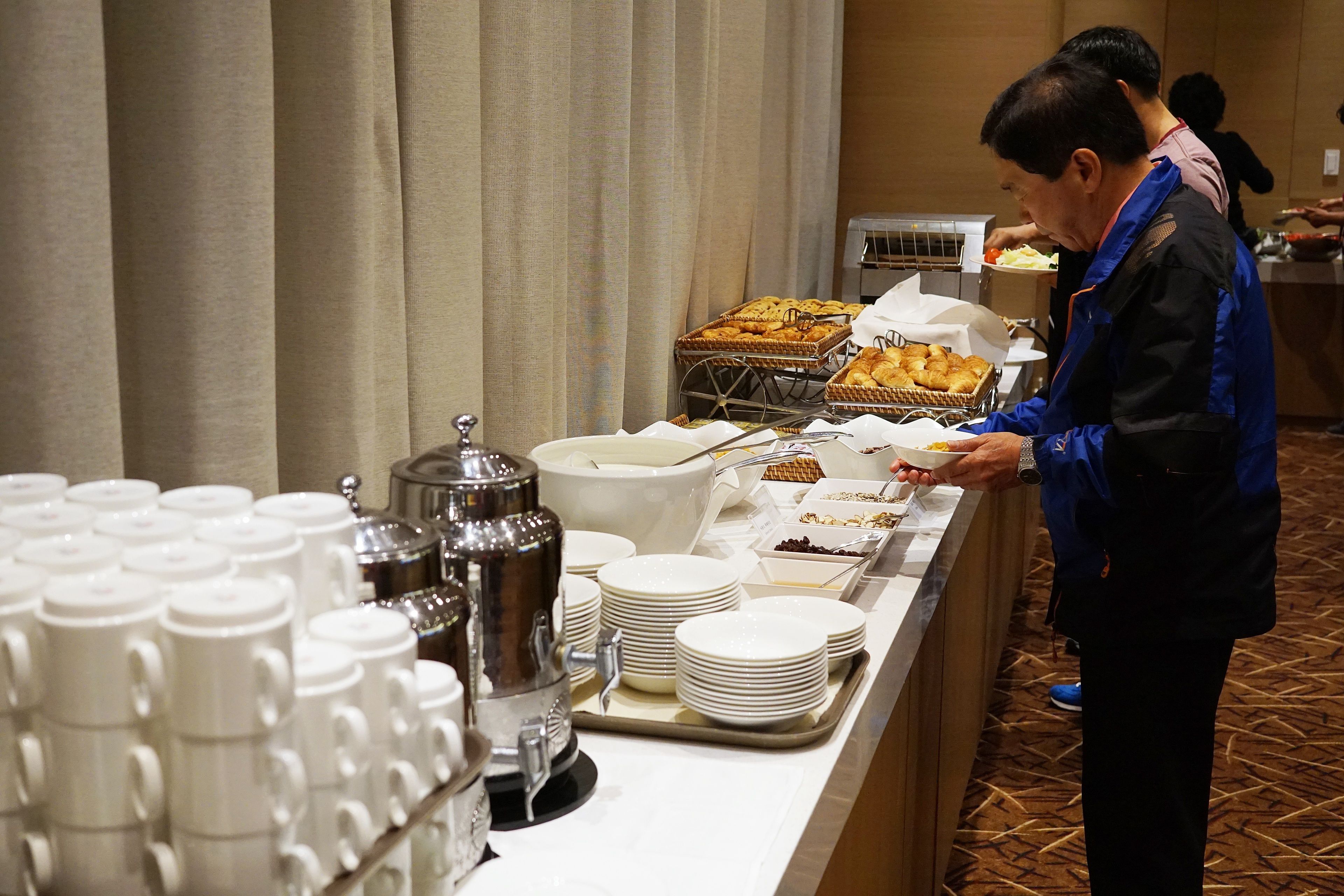 daily buffet breakfast (krw 17500 per person)