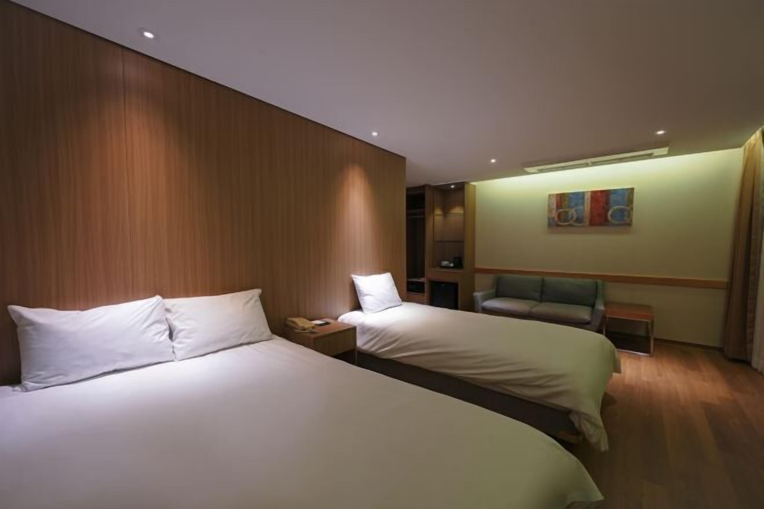 고급 침구, 무료 미니바, 객실 내 금고, 각각 다르게 가구 비치