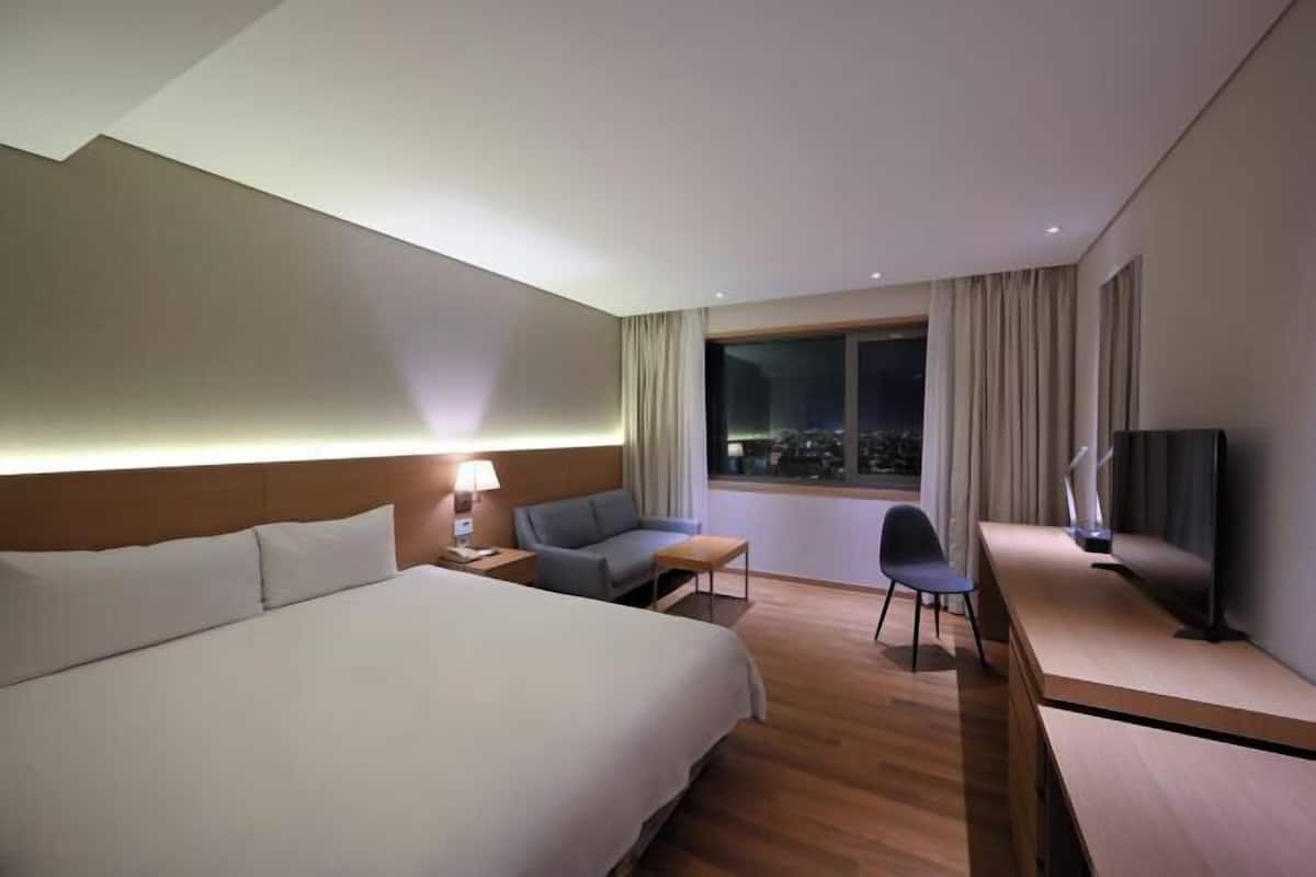 Peralatan tempat tidur premium, bar mini percuma, peti besi dalam bilik