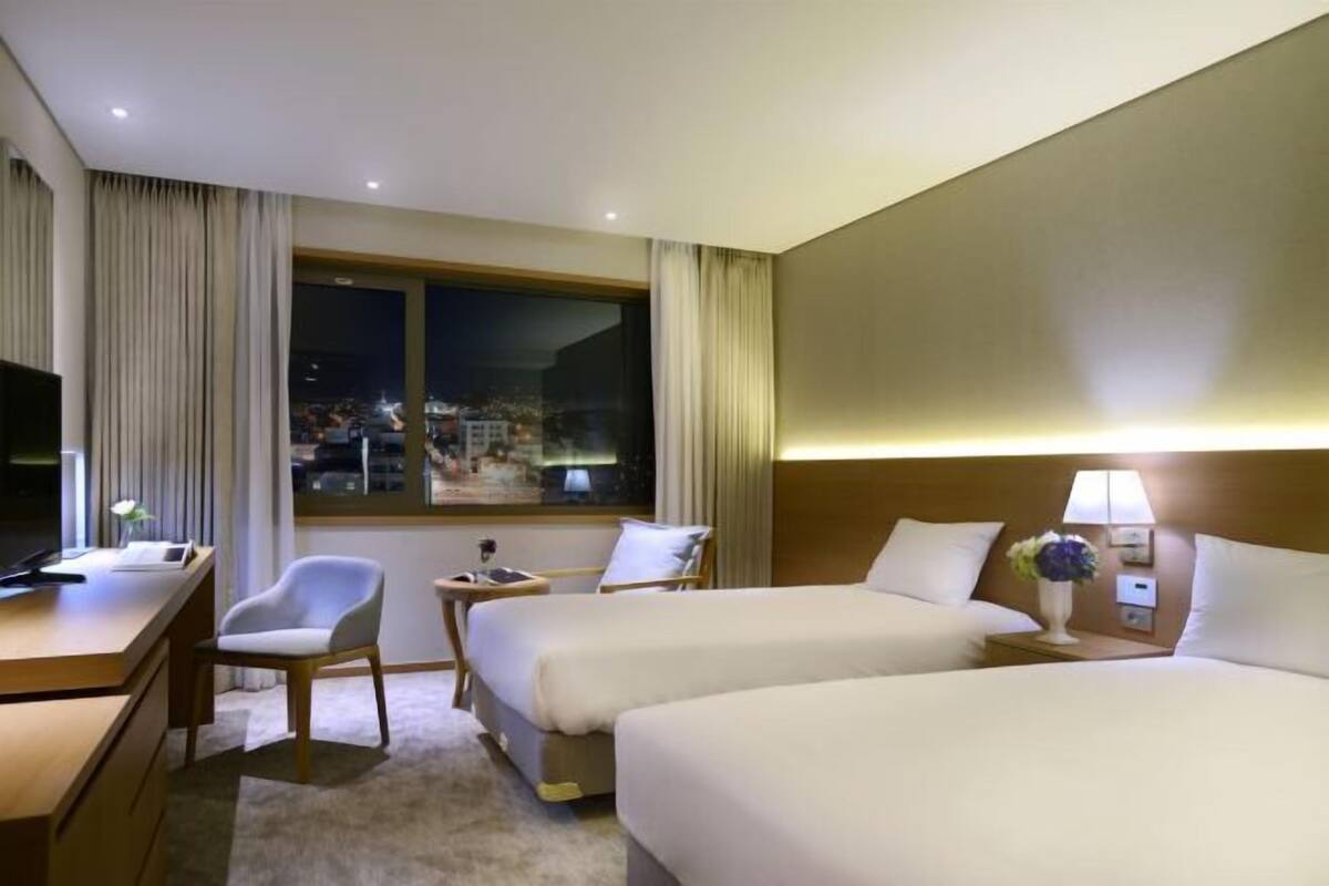 Ropa de cama de alta calidad y minibar con artículos gratuitos