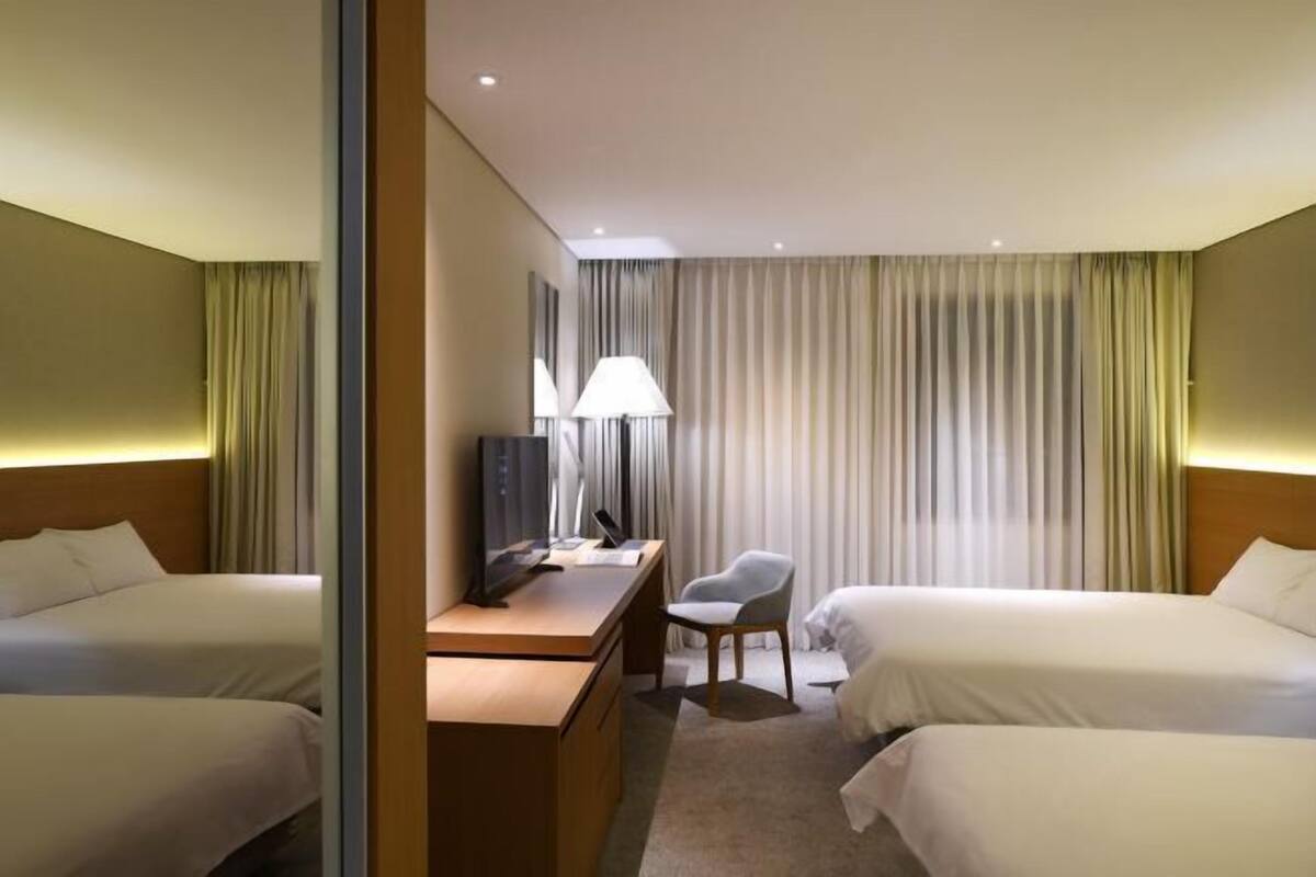 Ropa de cama de alta calidad y minibar con artículos gratuitos
