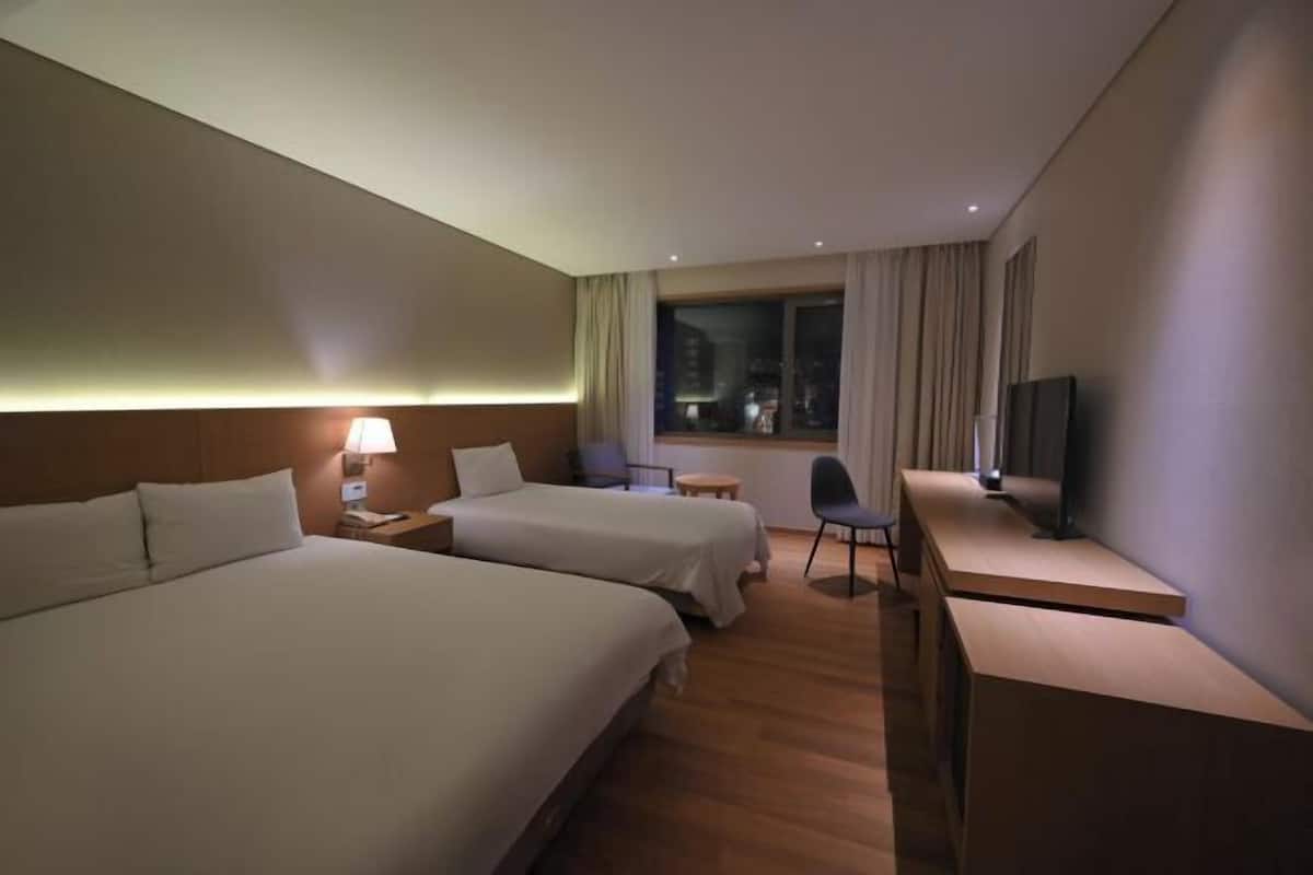 Peralatan tempat tidur premium, bar mini percuma, peti besi dalam bilik