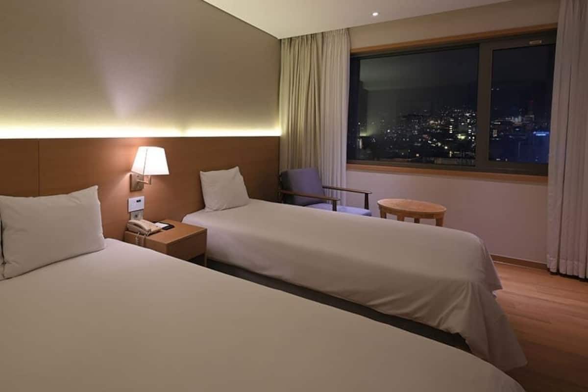 Ropa de cama de alta calidad y minibar con artículos gratuitos