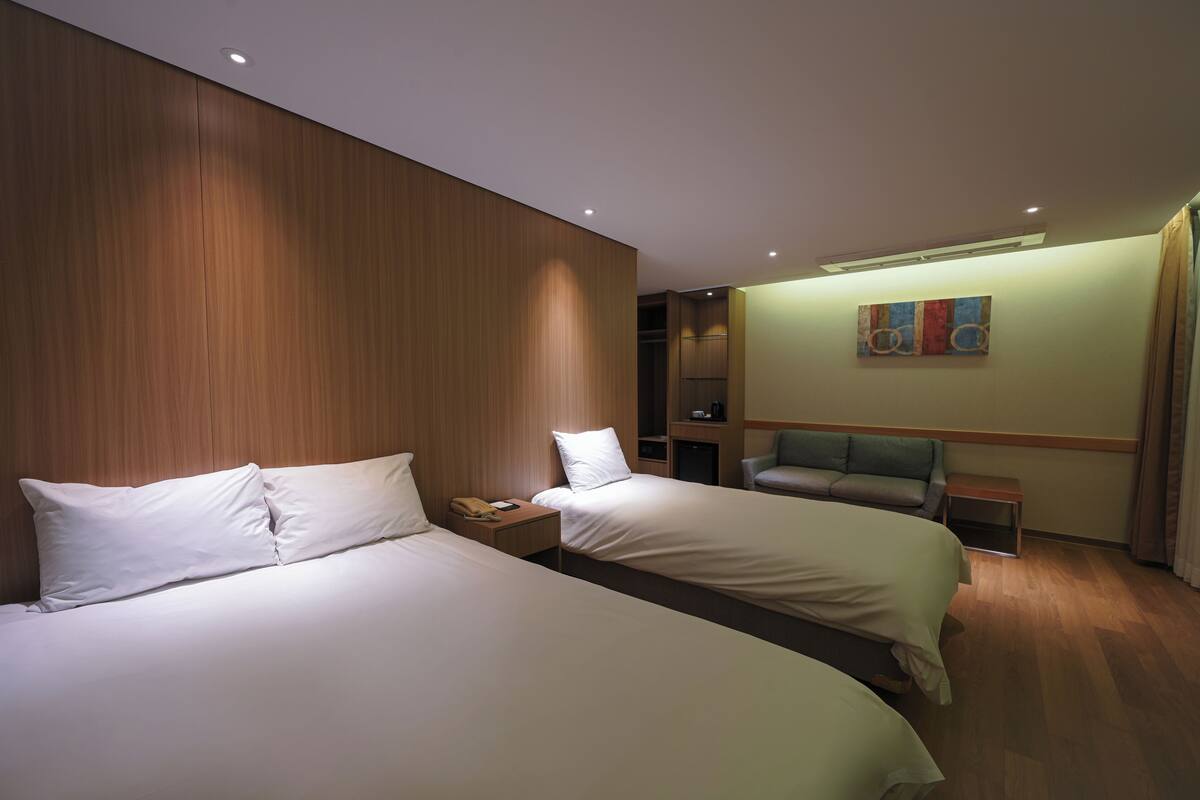 Habitación Premier con 2 camas individuales | Ropa de cama de alta calidad y minibar con artículos gratuitos