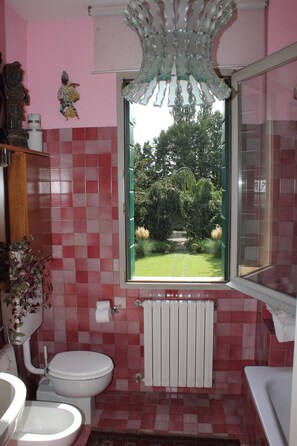 Suite (Venice) | Bathroom | Free toiletries