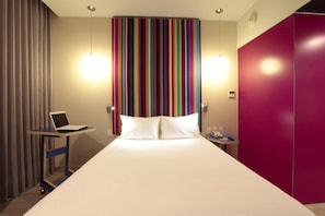 Quarto casal standard, 1 cama de casal | 1 quarto, escrivaninha, quartos à prova de som, Wi-Fi de cortesia