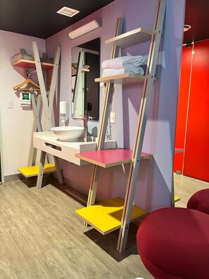 Betten mit Memory-Foam-Matratzen, individuell dekoriert, Schreibtisch