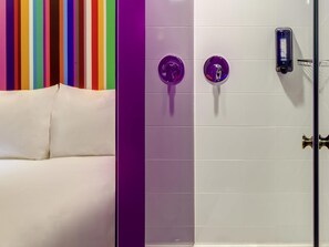 Betten mit Memory-Foam-Matratzen, individuell dekoriert, Schreibtisch