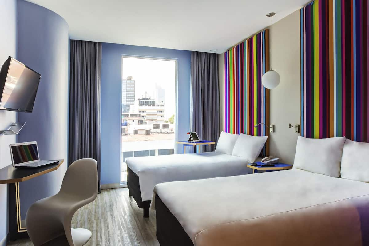 Camas con efecto memoria, decoración personalizada y escritorio