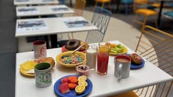 Desayuno continental diario (MXN 150 por persona)