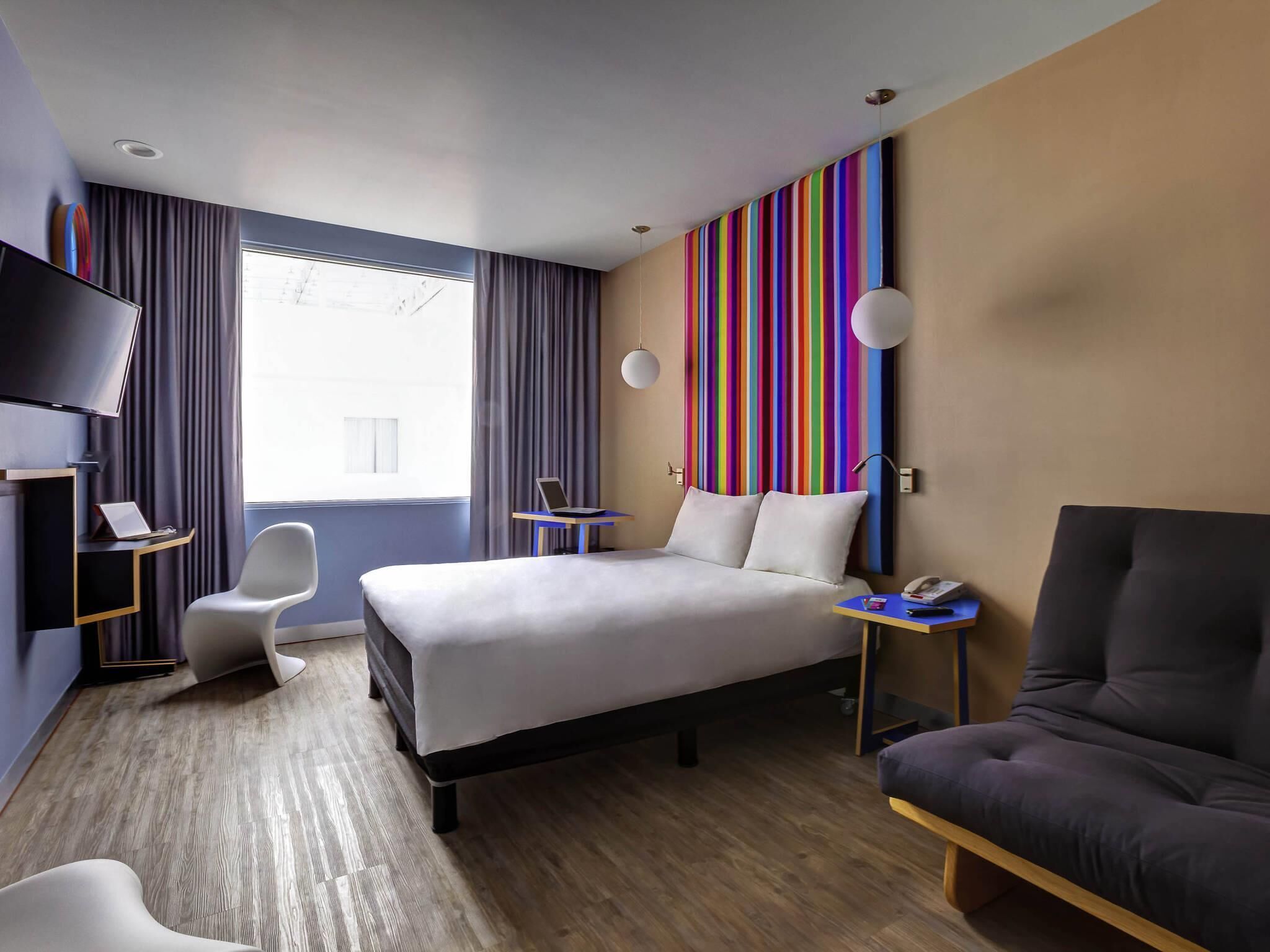 Suite, 1 cama matrimonial y sofá cama | Camas con efecto memoria, decoración personalizada y escritorio 