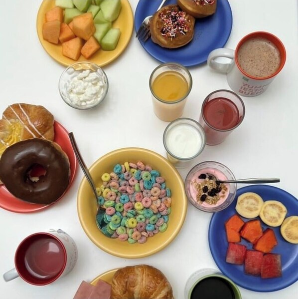Un assortiment de plats et de boissons proposés au petit-déjeuner.