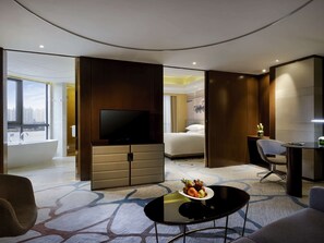 Svit Deluxe - 1 kingsize-säng - tillgång till Club Lounge - utsikt mot floden | 1 sovrum, minibar, värdeförvaringsskåp på rummet och skrivbord