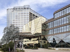 En moderne bygning med en glasfacade og et karakteristisk geometrisk design.