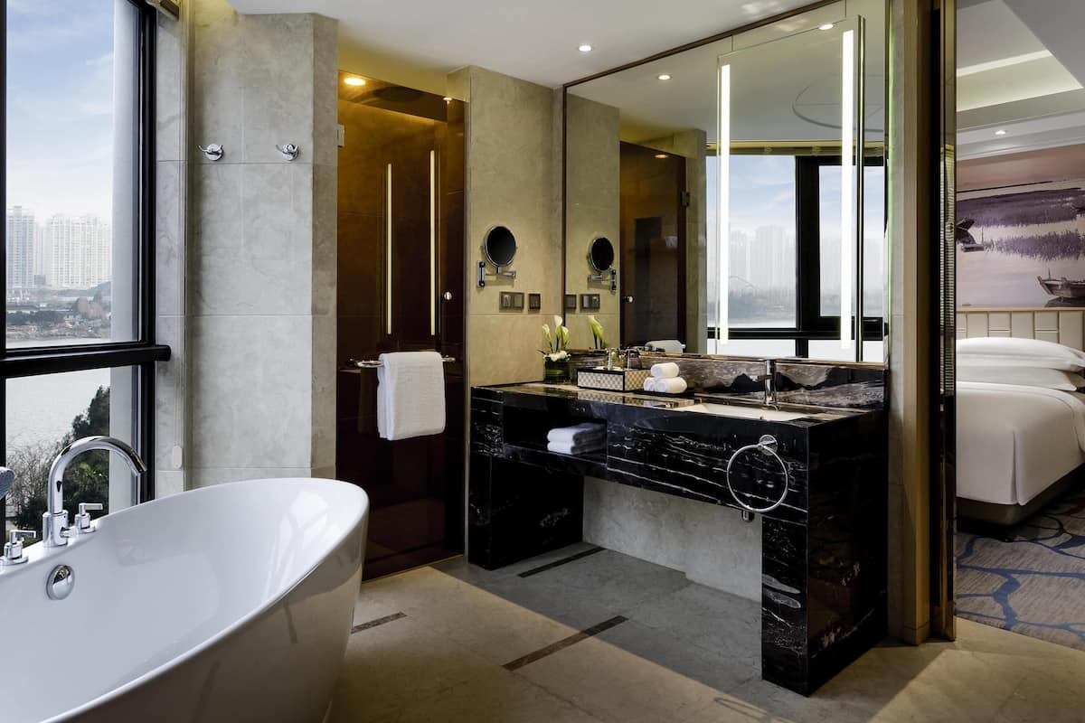 Deluxe-Suite, 1Â King-Bett, Zutritt zur Club Lounge, Flussblick | 1 Schlafzimmer, Minibar, Zimmersafe, Schreibtisch